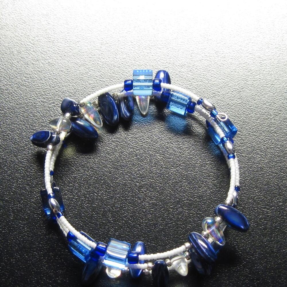 Royal blue/violet shell and glass memory wire bracelet